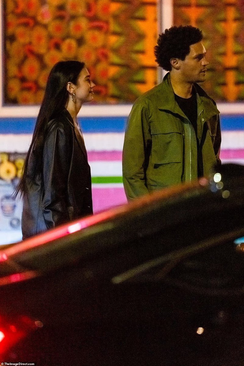 dualipanoticia's tweet photo. Dua lipa y Trevor Noah salieron a cenar en @ NYC https://t.co/oZ1oqwEkXq