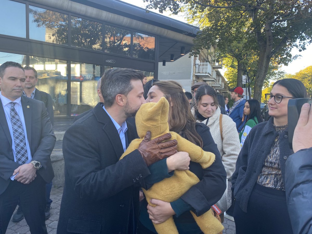 Bain de foule et calin de famille pour Gabriel Nadeau-Dubois à 4 jours de l’élection #election2022