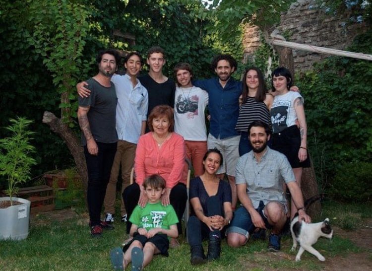 Lamentamos comunicar el sensible fallecimiento de Rebeca Chamudes, Profesora de Historia, madre de 5 hijos, ex funcionaria del SernamEG y ex dirigenta de Anfusem. Rebeca pasó entre otras por la Unidad de Estudios y de Comunicaciones donde colaboraba en revisar documentos del