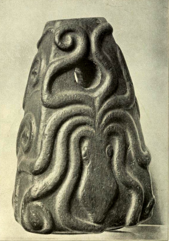 A weight made of stone with a great relief octopus from Knossos, ca. 1500 BC. Now on display at the Heraklion Archaeological Museum. Photo: Kunst und Kunstgewerbe im ägäischen Kulturkreise Helmuth Theodor Boßert Berlin: Verlag von Ernst Wasmuth, A-G, 1901.