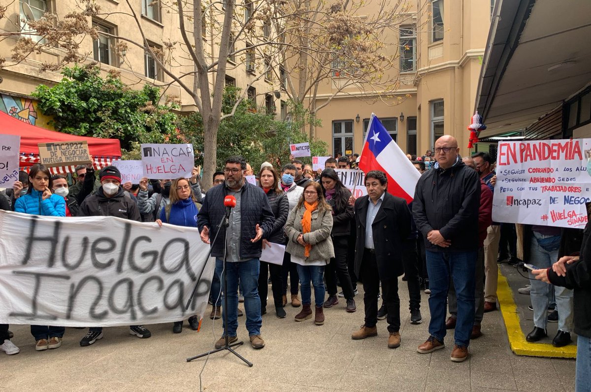 danieljadue's tweet photo. Trabajadoras y trabajadores de #Inacap siguen en huelga por mejoras laborales, pero esto no es de intereses de los medios de comunicación. Empresa les ofrece solo un 0,5% de reajuste en sus sueldos. Una vergüenza en medio de las crecientes alzas! #InacapHuelga2022 https://t.co/s6M95osId6