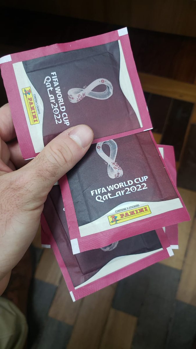 bionboy's tweet photo. Aqui em Nova Iguaçu o candidato faz uma ação eleitoral que chama atenção das crianças e ao final distribui pacotes de figurinha da Copa do Mundo pra mulecada. Imagina o brilho sumindo quando ao invés de ver um craque da Copa eles dão de cara com o tal candidato. https://t.co/7W6zrn1e7g