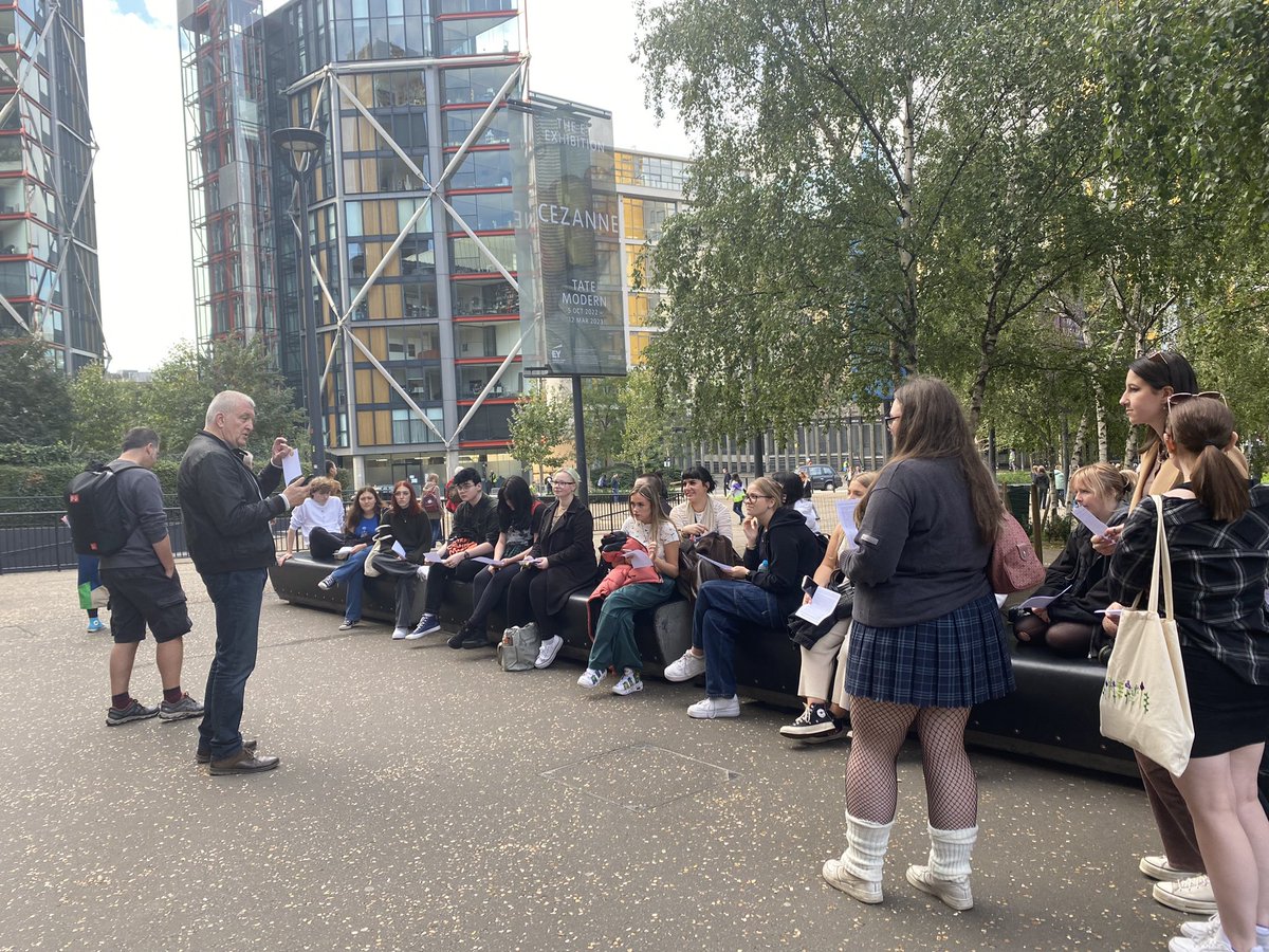 CreativeArtsPen's tweet photo. A brilliant few days in London with our Art Foundation students. #thedesignmuseum #victoriaandalbertmuseum #tatemodern https://t.co/Tg80MHa1G5