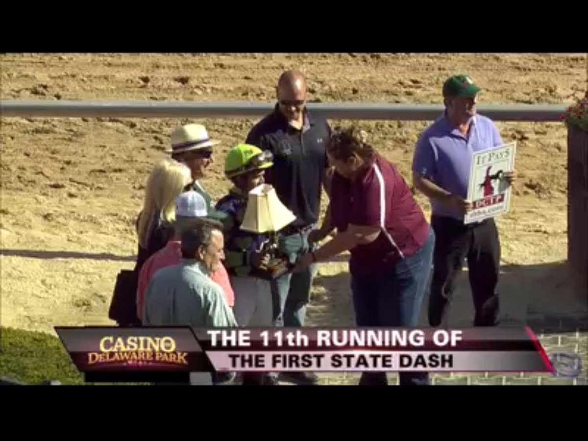 USARACINGTIPPER's tweet photo. JD is the man! 🏇💥💨 Any idea why he was presented with a lamp after winning though? 🤣 https://t.co/R7wa6JUdqg