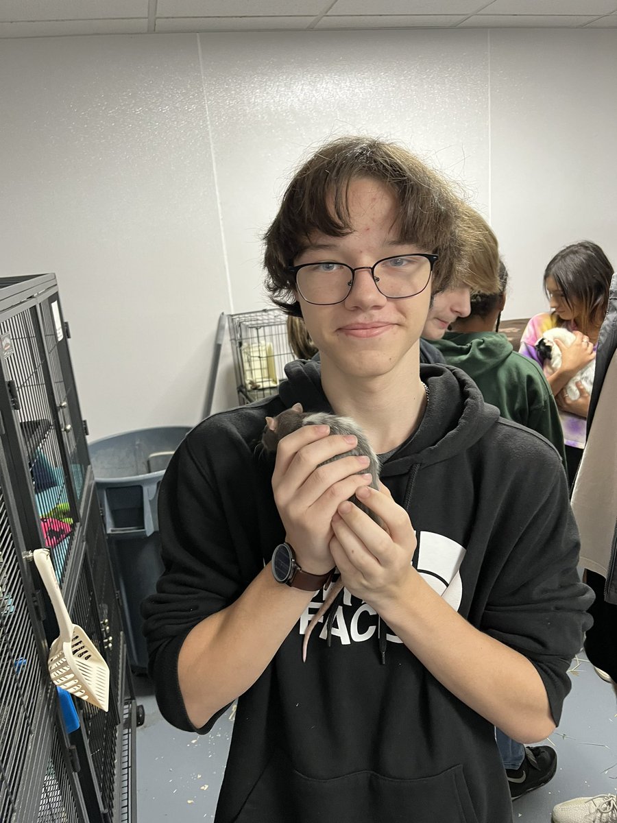 manzi_smith's tweet photo. Ag 2 conquered animal handling today! https://t.co/4r61cpJnPV