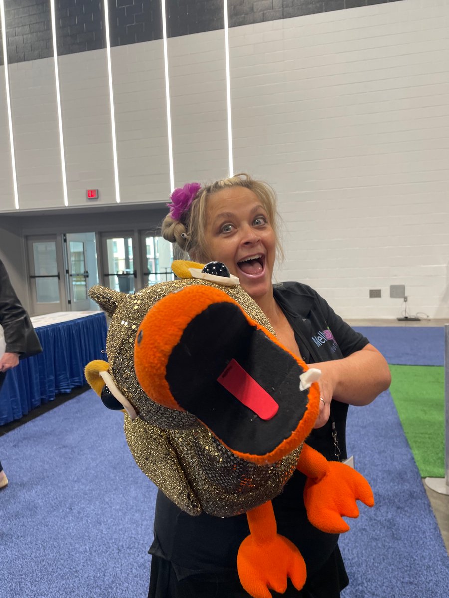 queenknitalot's tweet photo. #OLC22 Expo magic https://t.co/8cCZQheEoc