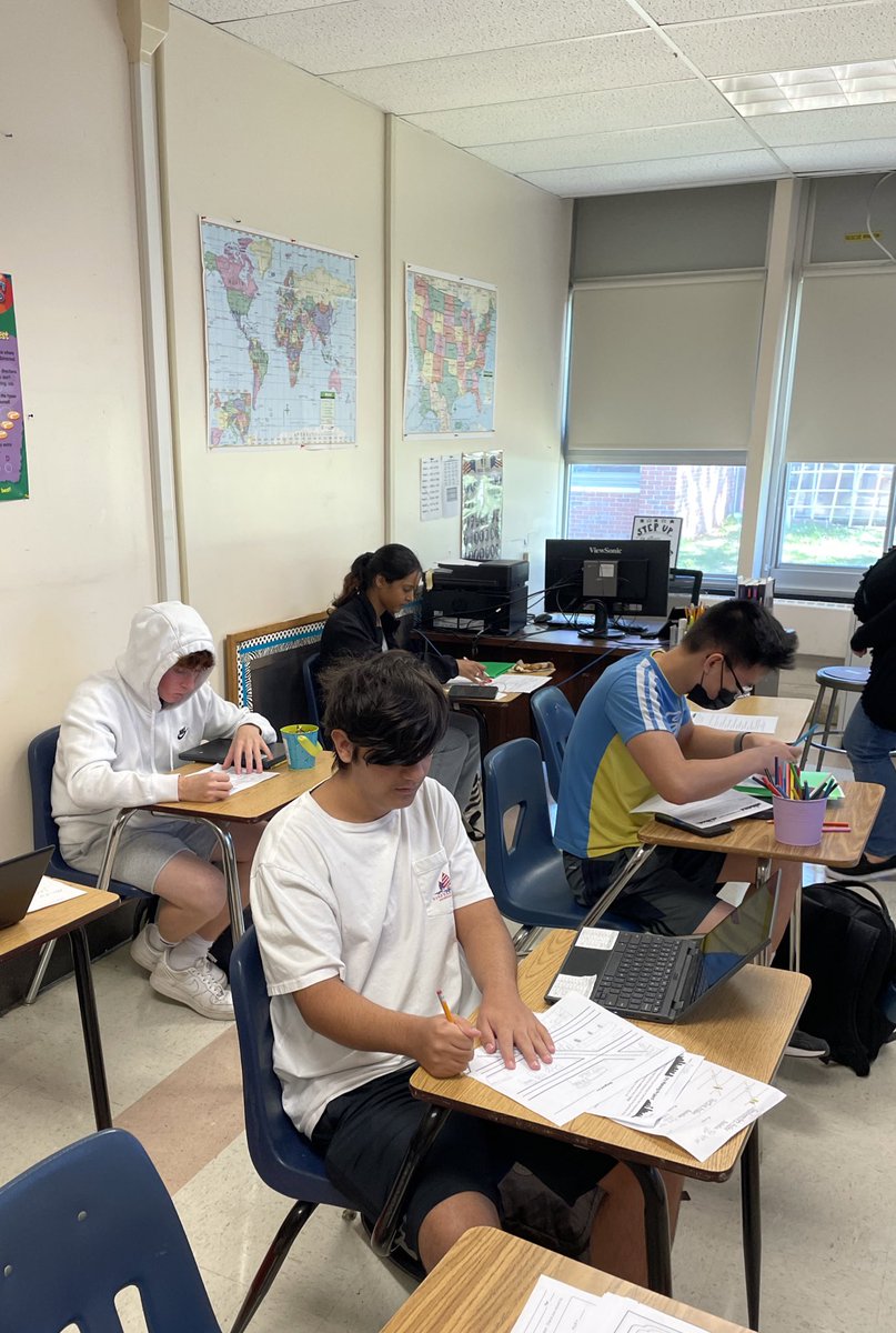 MsVulin's tweet photo. Ss demonstrate their knowledge of parallel lines, transversals, and angles by designing cities! #ewlearns https://t.co/5UVXqjOzbR