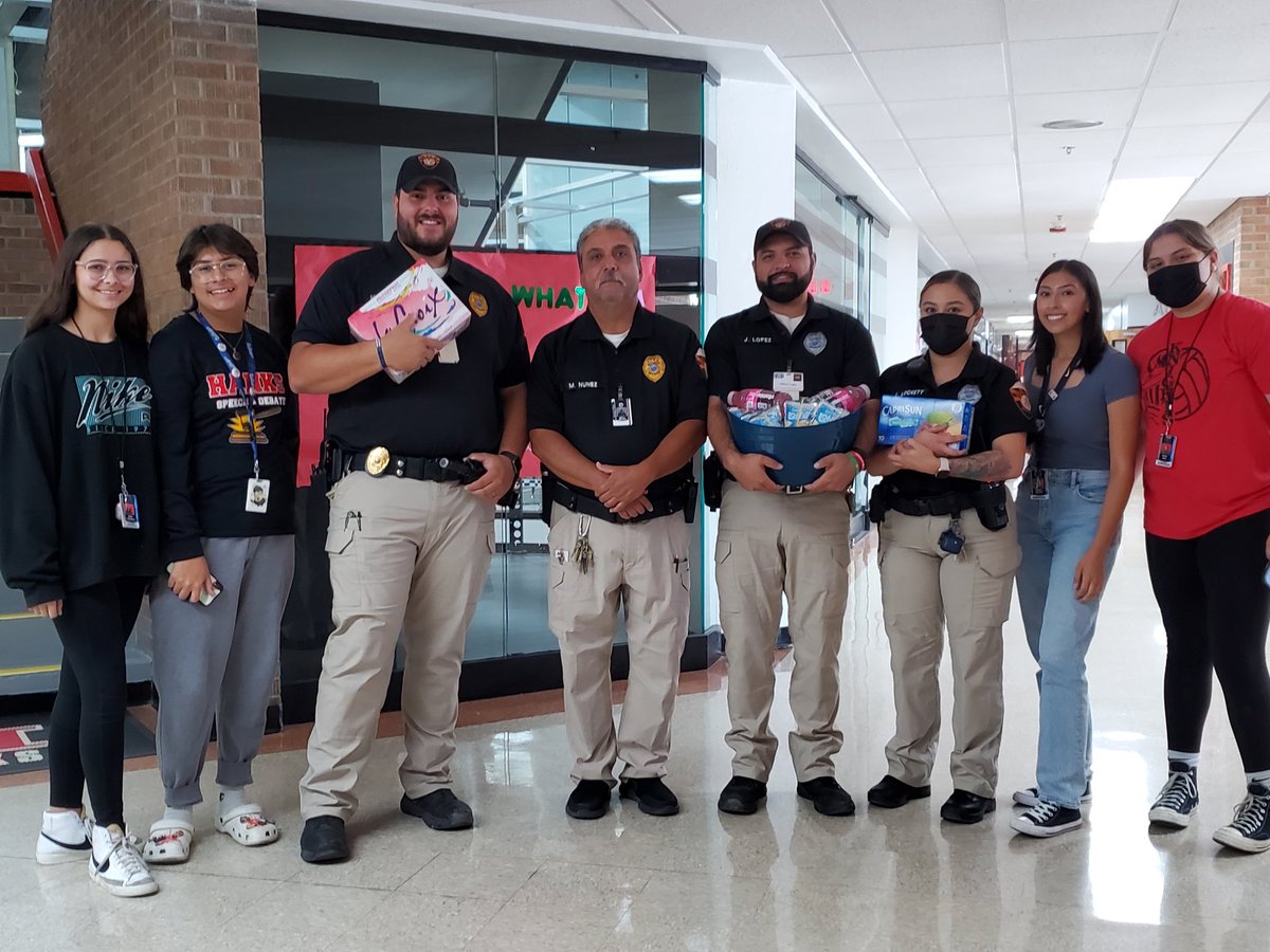 HanksInteract's tweet photo. On Day 4 of celebrating our wonderful security guards we surprised them with drinks! They needed something to wash down the goodies of the week down. Again, we are extremely grateful for keeping us safe. #hanksknights #hanksinteract π°βοΈπ‘ https://t.co/VroHKi8YaQ