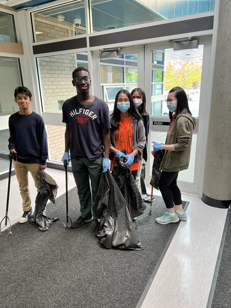 Can you believe these Spartans <a href="/NorthSurreySec/">North Surrey Sec</a> volunteering after school today to clean up our grounds!?! #spartansofsociety <a href="/JB_Mahli/">JB Mahli</a>