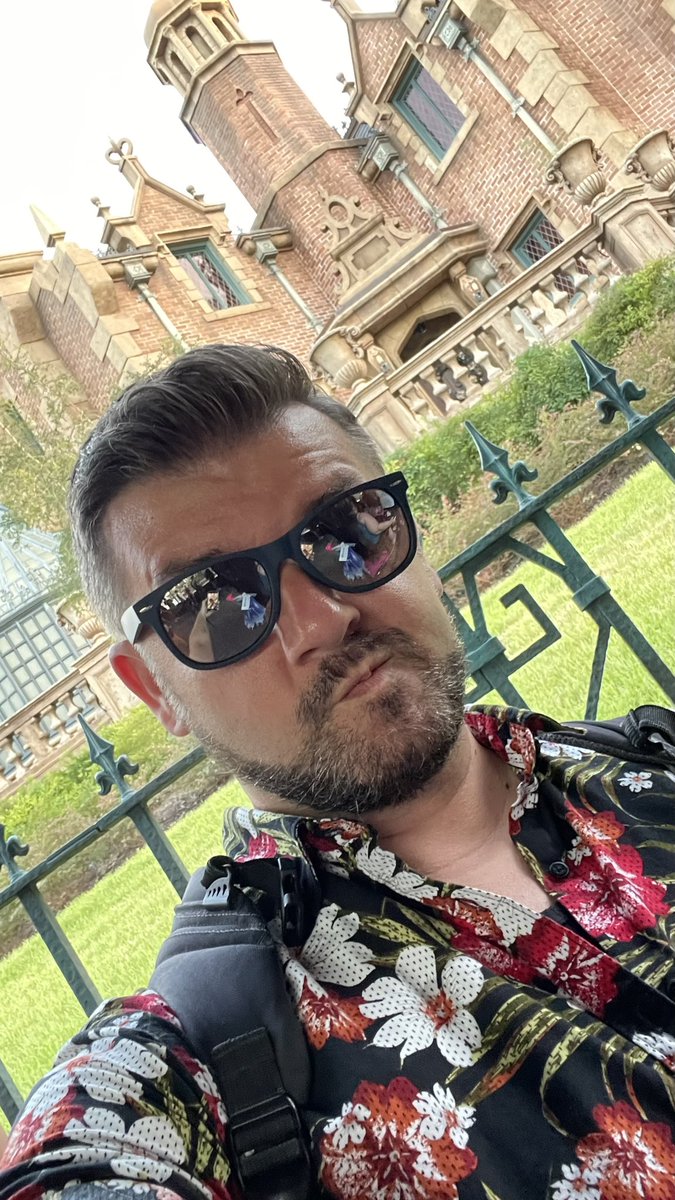 oz_dust's tweet photo. Is this haunted room actually stretching, or is it just happy to see me? #hauntedmansion #DisneyWorld #gaytwitter #gay https://t.co/pTgQK7LWNj
