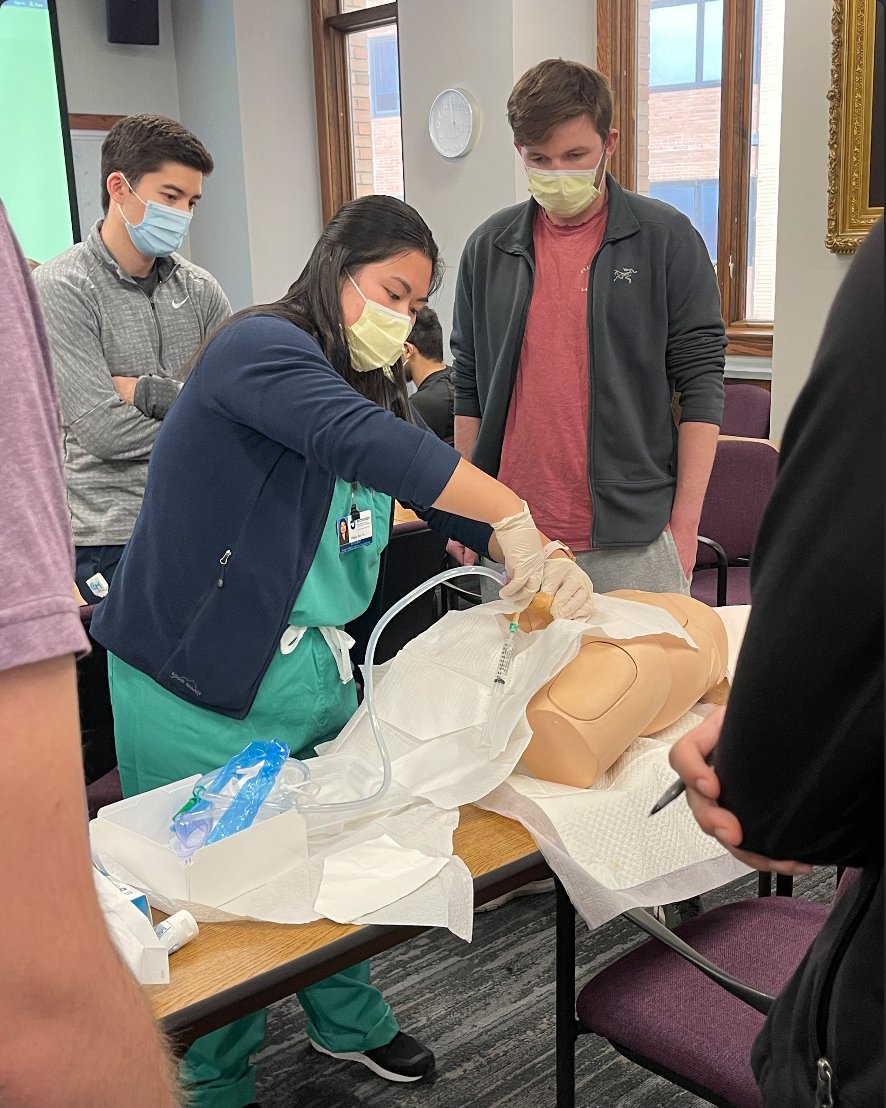 GibbonSurgSoc's tweet photo. Clinical Skills Night prepares MS3 students for their end of surgery rotation clinical exam. Special thank you to our MS4 clinical skills coordinator Zach Mace and education coordinator @itsmaddiesunday for continuing to organize these sessions! https://t.co/n38fATArqx