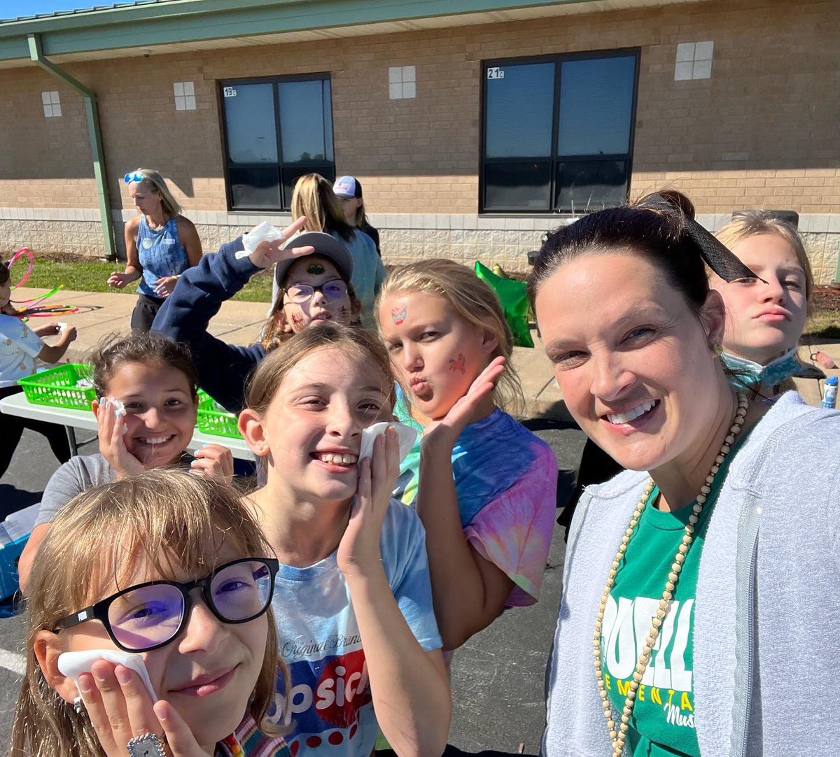 Mrs. Roth tweet media