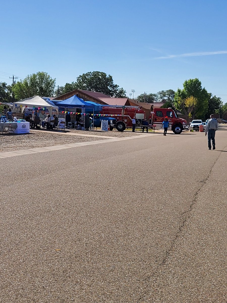 wesley1411's tweet image. Spent the day volunteering at the local clinics health fair. Most all the kids came and we got to teach them fire safety. Fun day. A little beard blown with wind but it kept it from being to hot 😁 #givebackchallenge #volunteering