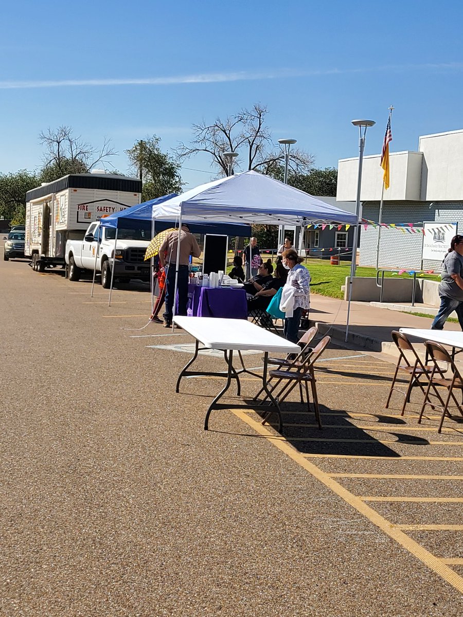 wesley1411's tweet image. Spent the day volunteering at the local clinics health fair. Most all the kids came and we got to teach them fire safety. Fun day. A little beard blown with wind but it kept it from being to hot 😁 #givebackchallenge #volunteering
