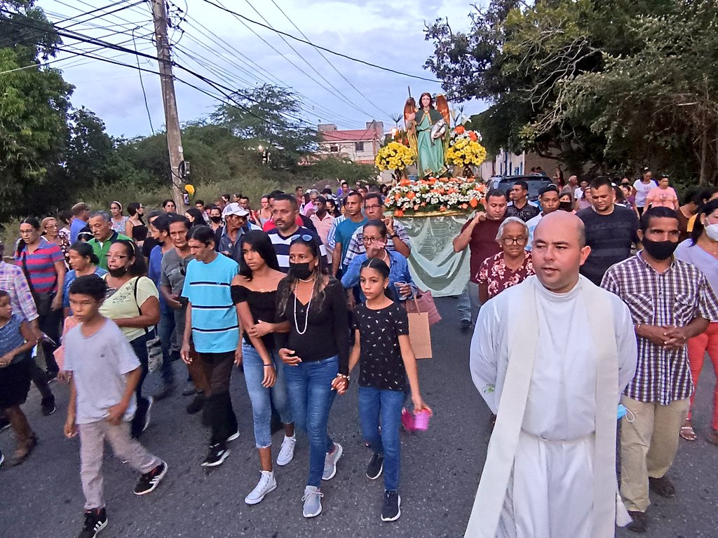 AcevedoNel's tweet photo. Procesión San Rafael Arcángel Patrono de #AtamoSur #Arismendi #29Set https://t.co/3csl0lPt54