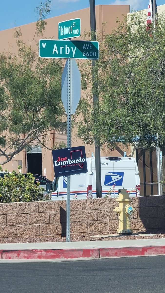 EleKKKKtra's tweet photo. @SteveNash @8NewsNow @GovSisolak @MMCContractors 
This UNMANNED crane has been hovering over the street ILLEGALLY fot the last two hours in Southwest Las Vegas. https://t.co/6kbaPlLjpS