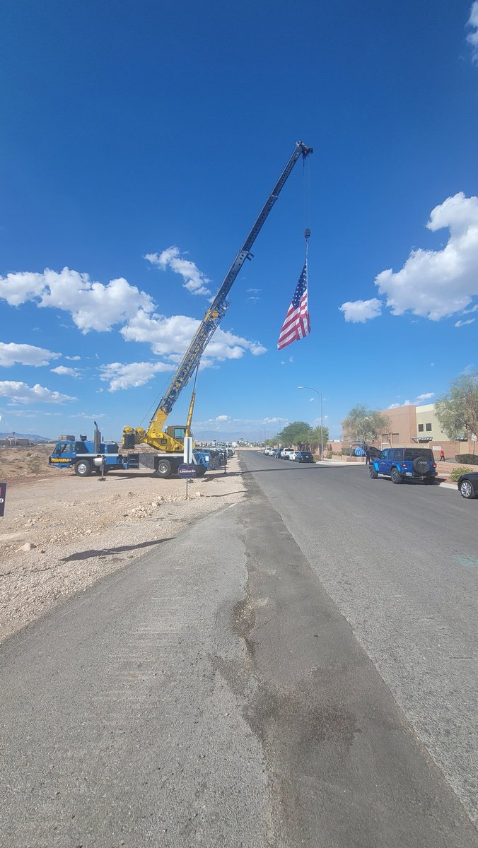 EleKKKKtra's tweet photo. @SteveNash @8NewsNow @GovSisolak @MMCContractors 
This UNMANNED crane has been hovering over the street ILLEGALLY fot the last two hours in Southwest Las Vegas. https://t.co/6kbaPlLjpS