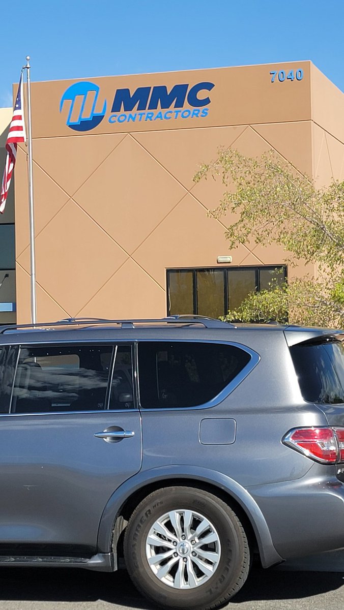 EleKKKKtra's tweet photo. @SteveNash @8NewsNow @GovSisolak @MMCContractors 
This UNMANNED crane has been hovering over the street ILLEGALLY fot the last two hours in Southwest Las Vegas. https://t.co/6kbaPlLjpS