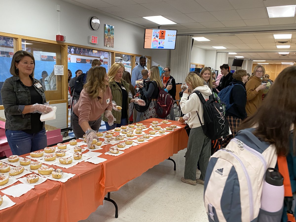 It's Homecoming Donut Day!  

Parent Cats purchased 1500 of these nut-free beauties from Lee's Donuts to celebrate LHS Homecoming Week!  Each donut was decorated in Wildcat colors and was available before school in the cafeteria.  We even had dairy and gluten free donuts!