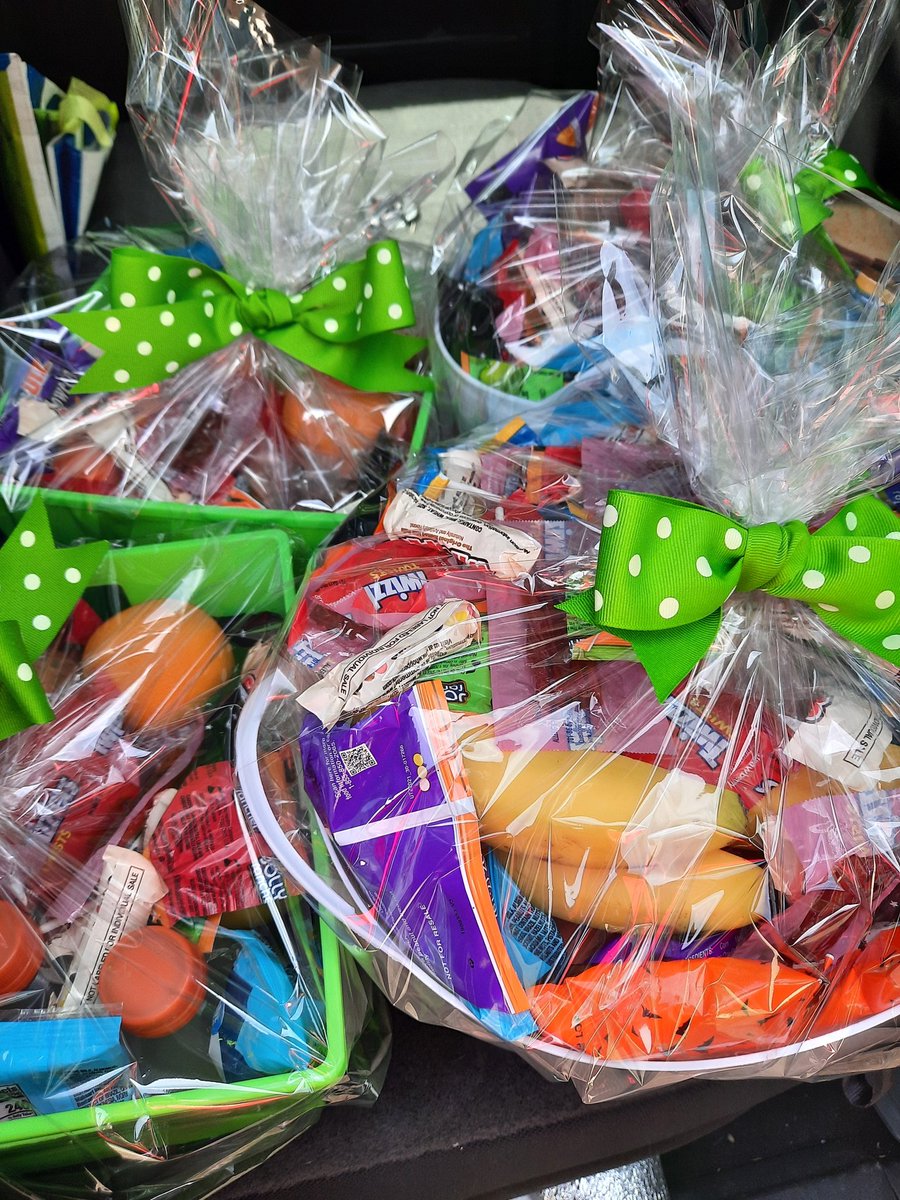 lovecaregivers3's tweet photo. I also delivered 4 Thank You baskets. And 2 gifts. It felt good to tell the #OncologyTeam Thank You for 9 years of their care. π #LoveCaregivers #CaregiverLife #CancerFamily #ThankYouBasket #EndOfOneChapter https://t.co/9Qpsn5XTHX
