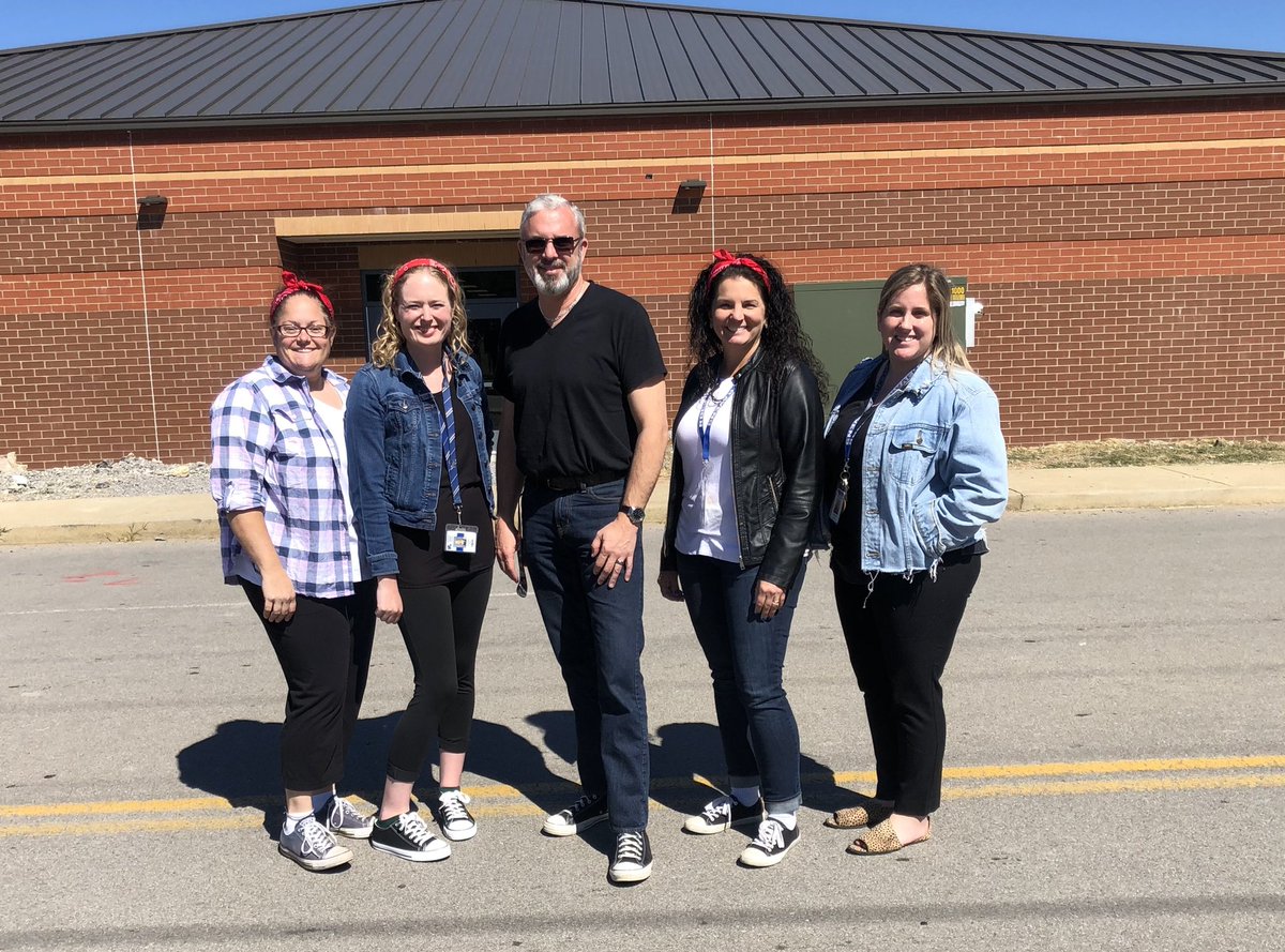 MrsWaltersClass's tweet photo. We celebrated the end of our Outsiders unit by dressing as Greasers and Soc today. It was a fun day! https://t.co/TAuNyxBF94
