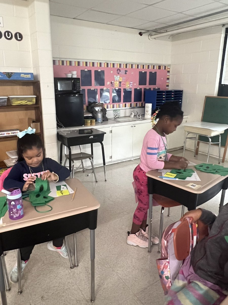 MsRJones35's tweet photo. The PBIS cart came around and my kids had their dollars ready #bearbucks #countingmoney @Scurlockbears @PrincipalD17 @MrsBriggsEdu @MsBlue_Tweets https://t.co/PsVYvGcslb