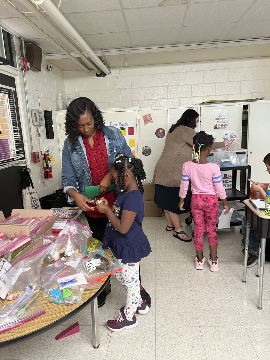 MsRJones35's tweet photo. The PBIS cart came around and my kids had their dollars ready #bearbucks #countingmoney @Scurlockbears @PrincipalD17 @MrsBriggsEdu @MsBlue_Tweets https://t.co/PsVYvGcslb
