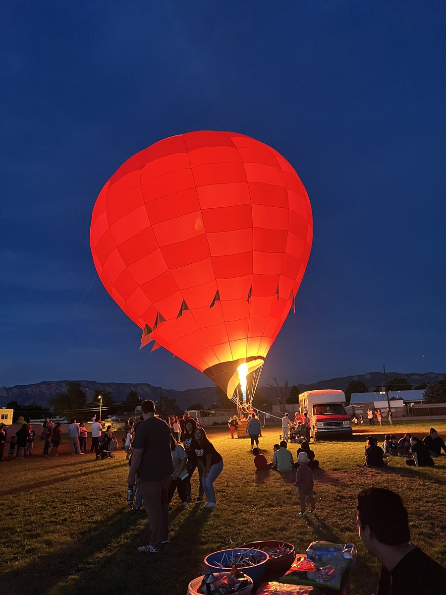 BelAir_LZ4's tweet photo. We’re so thankful that one of our Balloons Aloft pilots is also a family member- we have our own balloon glow! #Nerfer #BalloonsAloft #SkyConfetti #BelAirBengals #CommunitySchool @chris_zone4 @APSLZ4 @ABQschools @ABC_Partnership https://t.co/PO3vveblFi