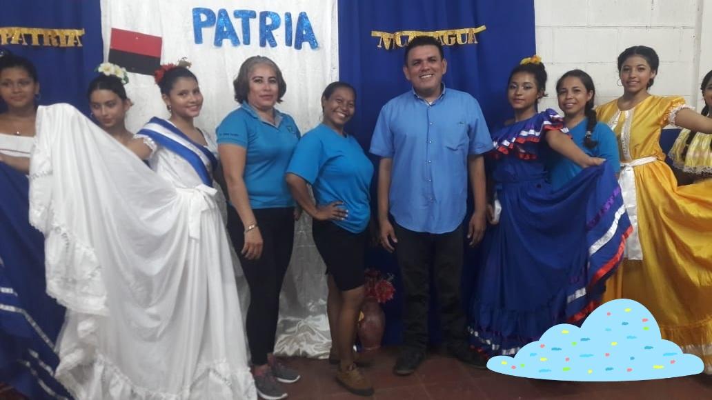 Estudiantes del Instituto Santo Edipcia Castillo.
Participando en el Concurso de la Reyna Patria.