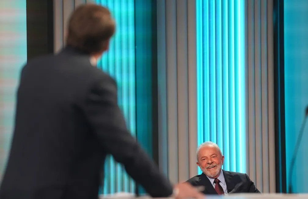 cleangabi's tweet photo. o bolsonaro surtando e lula rindo da cara dele, isso é arte https://t.co/g1vvtyPyw4