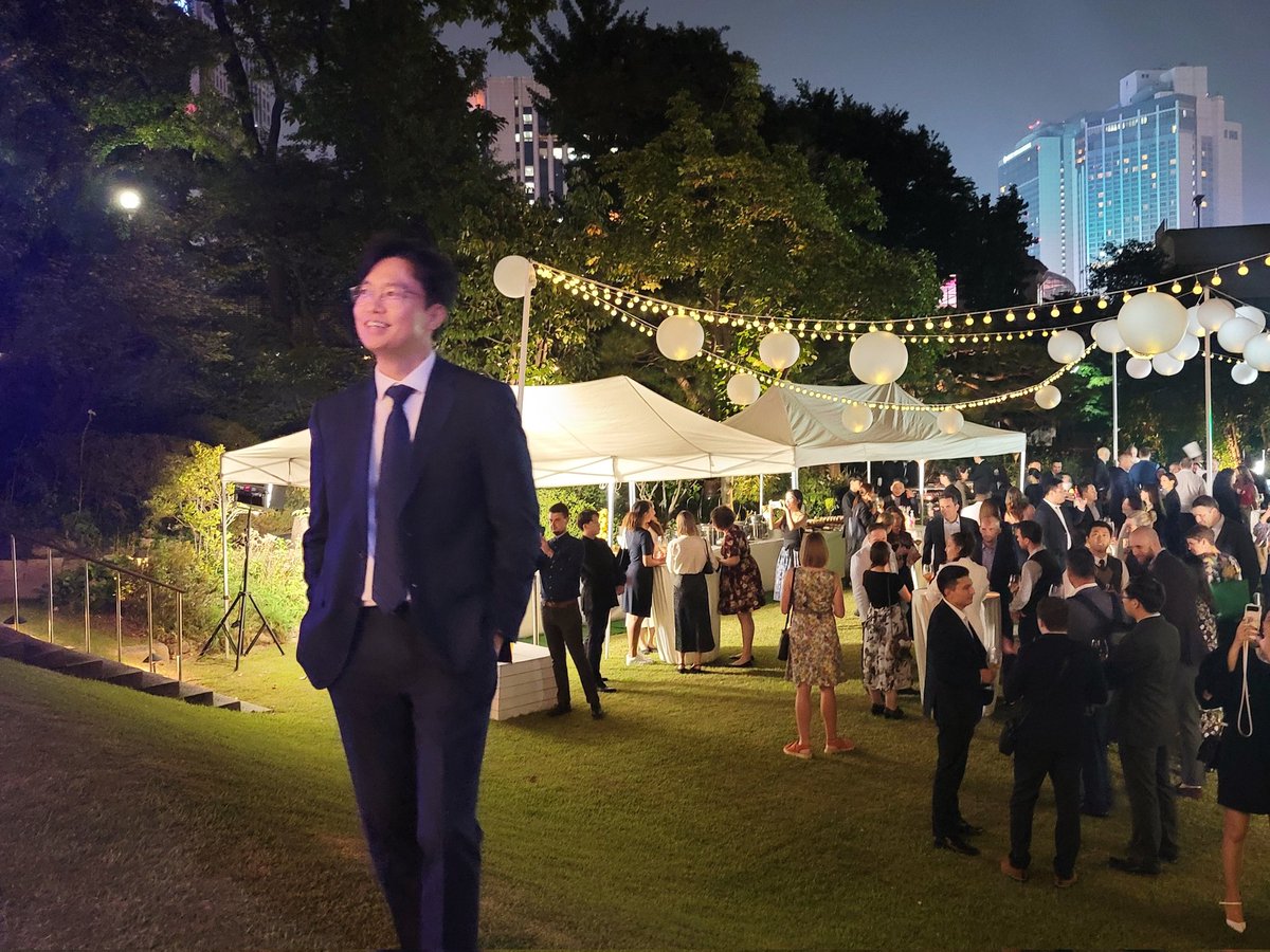 JunmoLee's tweet photo. #BCCK Garden Party at the British Embassy in Seoul. Thanks the British Ambassador Colin Crooks for inviting us and sharing the residence with people.
Wonderful place to feel lovely Autumn night.

#영국상공회의소 #주한영국대사관 https://t.co/yKzr8fIx8C