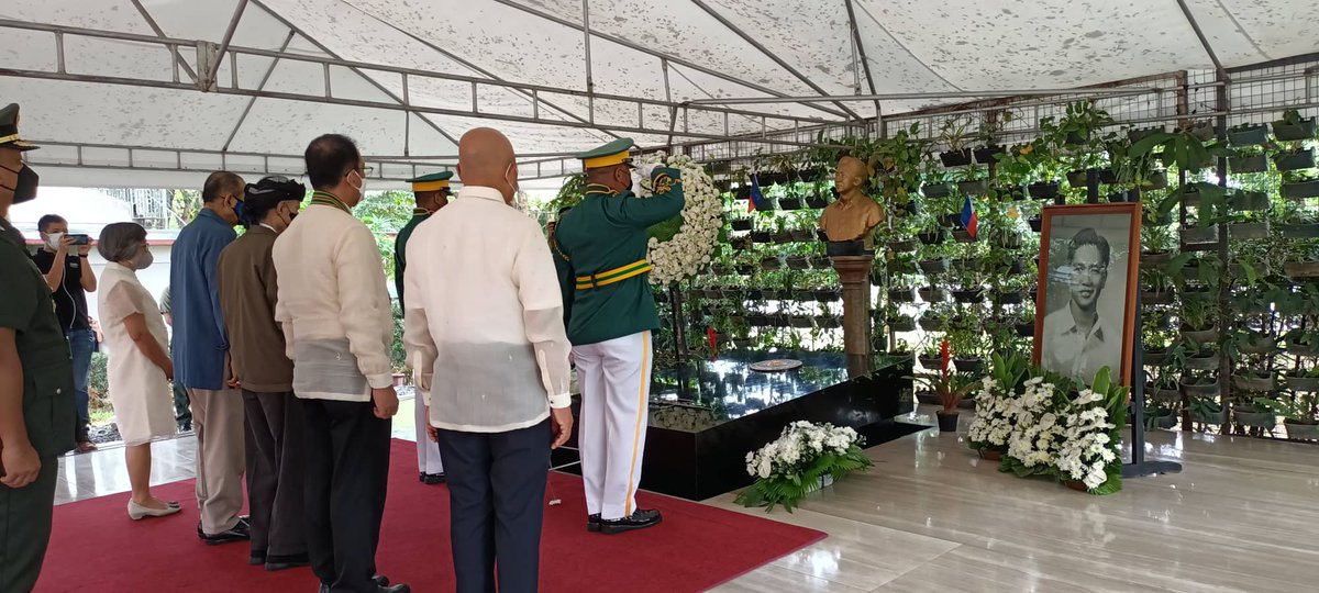 smninews's tweet photo. 'APO LAKAY, BINIGYANG-PUGAY'

TINGNAN: Binigyang-pugay ng Office of the Presidential Adviser on Peace, Reconciliation, and Unity si dating Pangulong Ferdinand Edralin Marcos Sr.,  dahil sa pangunguna nito sa iba't ibang peace processes sa bansa. | via @Montibon3Pol https://t.co/ph7gd6oKjd