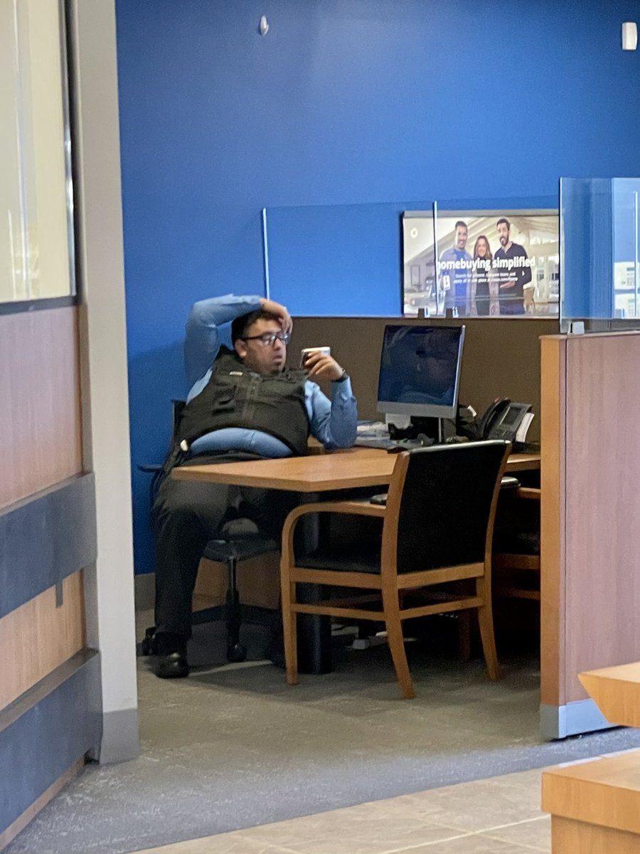 The one time this year I went to the bank. Only desk in use. Tight security at Chase. And they wonder why we prefer online banking. 🤦🏼‍♀️ #onlinebanking #SecurityGuard #cloudsecurity