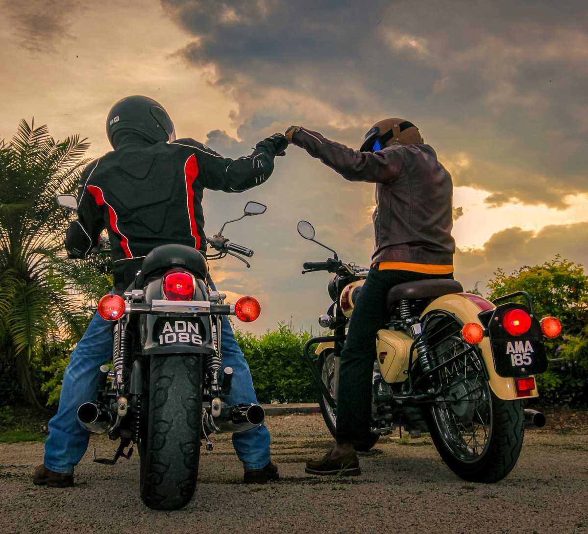 Gloomis01's tweet photo. Safe Journey
#streetphotography #potd #RichardShootStreet #biker #valcan #kawasaki #royalenfield #sunset #nature #colorful #Ilovenature https://t.co/ohLzPz07SQ
