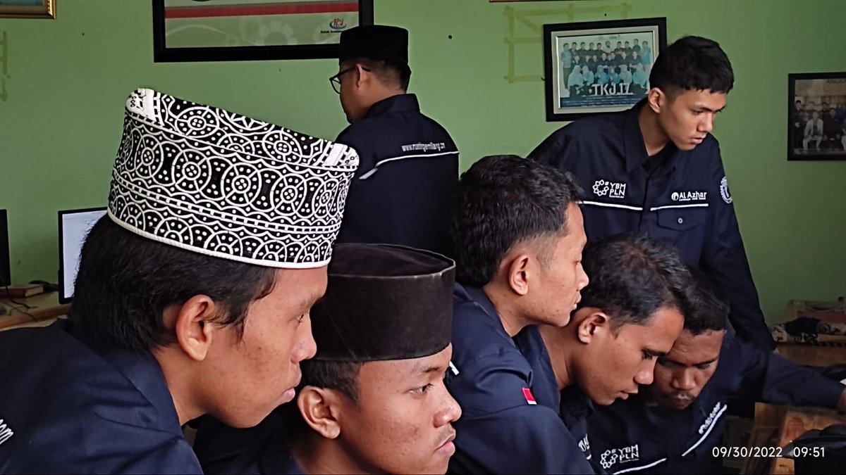 rumahgemilang's tweet photo. Santri kelas Teknik Sepeda Motor (Otomotif) angkatan ke-27 belajar Pengenalan Internet, sebagai bagian dari pembelajaran di mata diklat @menuliskreatif. Dibantu teman-temannya dari kelas Teknik Komputer dan Jaringan. Materi ini dibimbing Pak @osolihin https://t.co/PLd5dpyUm8