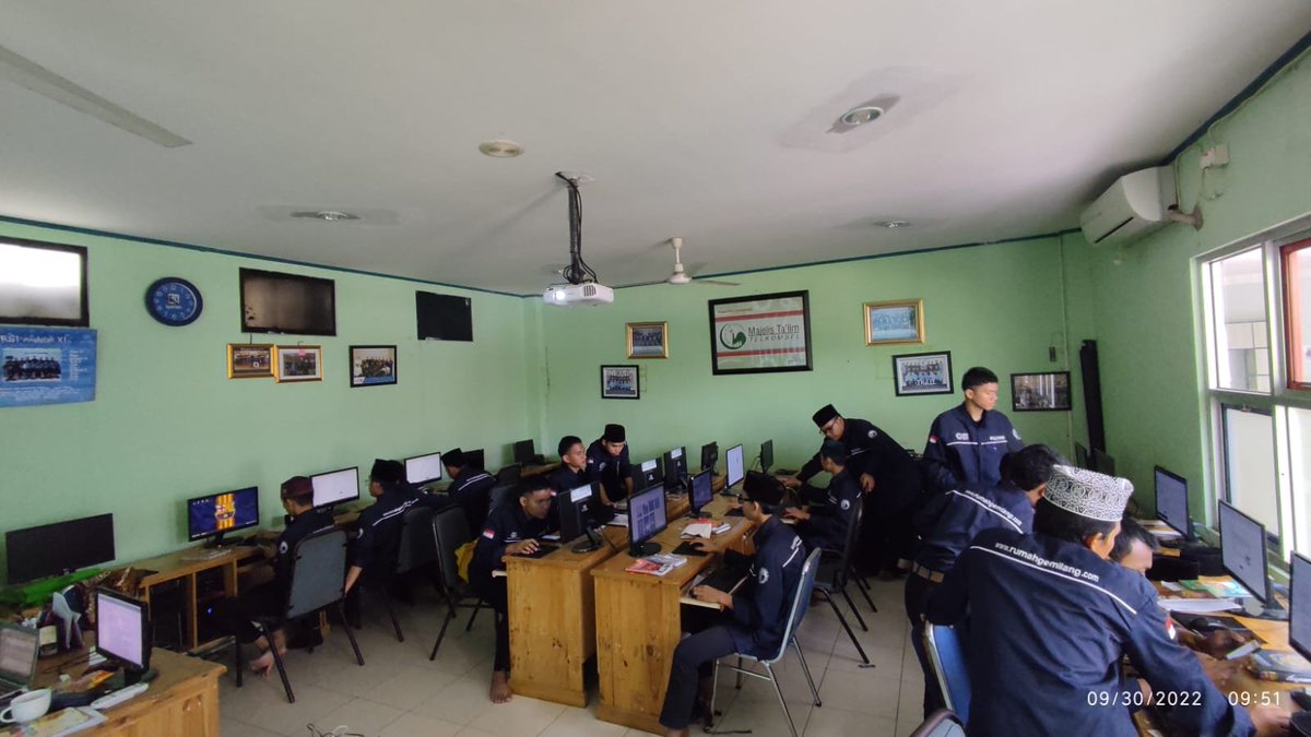 rumahgemilang's tweet photo. Santri kelas Teknik Sepeda Motor (Otomotif) angkatan ke-27 belajar Pengenalan Internet, sebagai bagian dari pembelajaran di mata diklat @menuliskreatif. Dibantu teman-temannya dari kelas Teknik Komputer dan Jaringan. Materi ini dibimbing Pak @osolihin https://t.co/PLd5dpyUm8