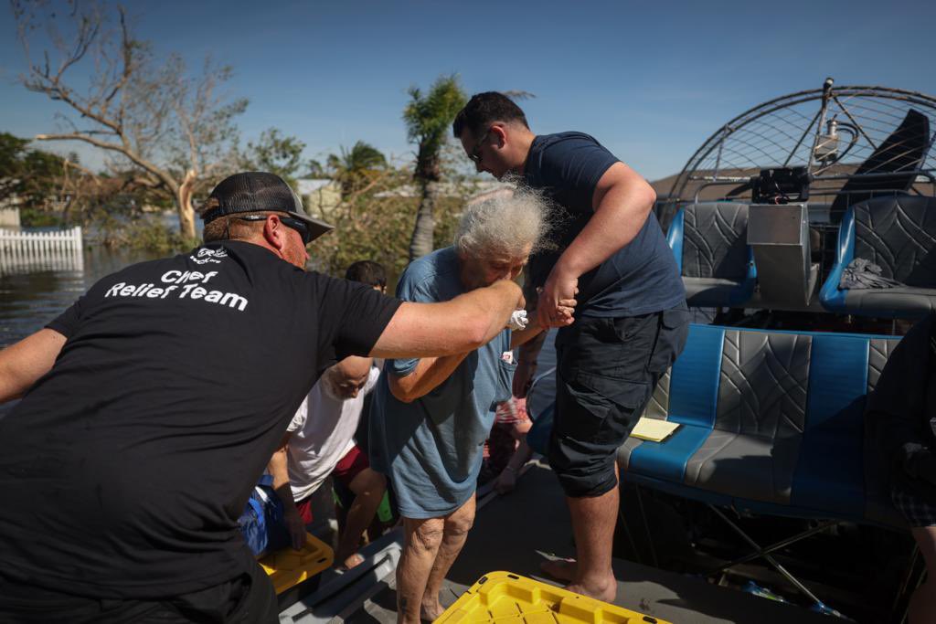 WCKitchen's tweet photo. Today, WCK teams brought food to impacted communities while learning of needs. We came across some residents in North Port who were trying to evacuate due to the widespread flooding, so our team helped get them to dry land, leaving them with sandwiches &amp; water. #ChefsForFlorida https://t.co/SVOS1XH5Wb