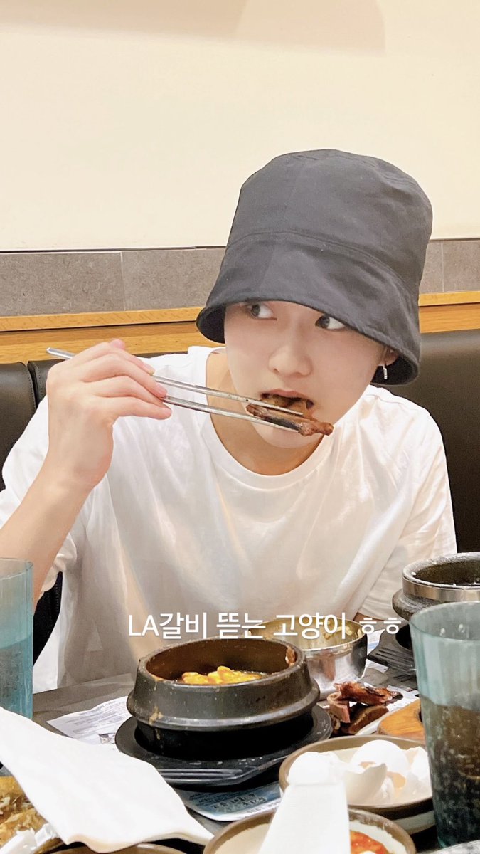 enhypenweverse's tweet photo. [ #제이크’s Moment ] 220930

#JAKE: A cat gnawing on LA galbi hehe

@ENHYPEN_members @ENHYPEN #ENHYPEN #엔하이픈 https://t.co/FPrTTIu3e9