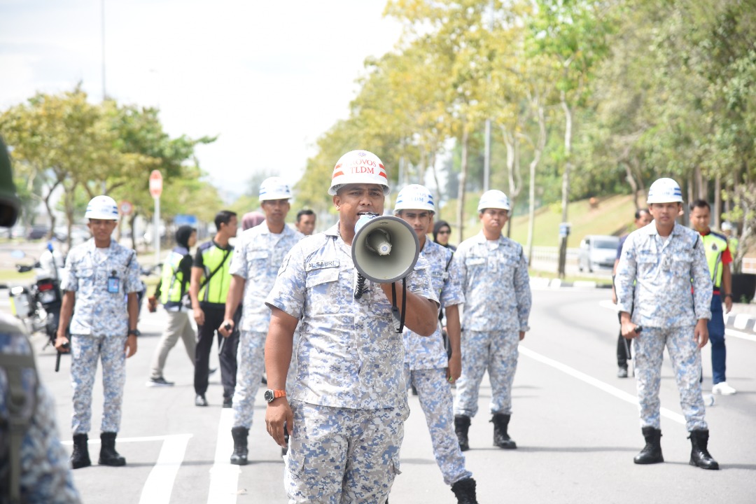MPA_Timur's tweet photo. Berundur, berundur!

PROTELA Kota Kinabalu ambil tindakan &amp; segera laksanakan formasi pertahanan apabila digugat oleh warga tempatan yg merusuh di gerbang utama. 

Inilah gambaran suasana dalam Latihan Pertahanan Pangkalan yg giat berlaku di PTKK.

#KERISMAS22 
#NavyNews https://t.co/kbzI1cnpTe