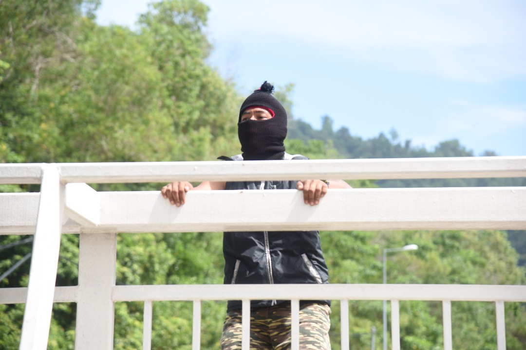 MPA_Timur's tweet photo. Berundur, berundur!

PROTELA Kota Kinabalu ambil tindakan &amp; segera laksanakan formasi pertahanan apabila digugat oleh warga tempatan yg merusuh di gerbang utama. 

Inilah gambaran suasana dalam Latihan Pertahanan Pangkalan yg giat berlaku di PTKK.

#KERISMAS22 
#NavyNews https://t.co/kbzI1cnpTe