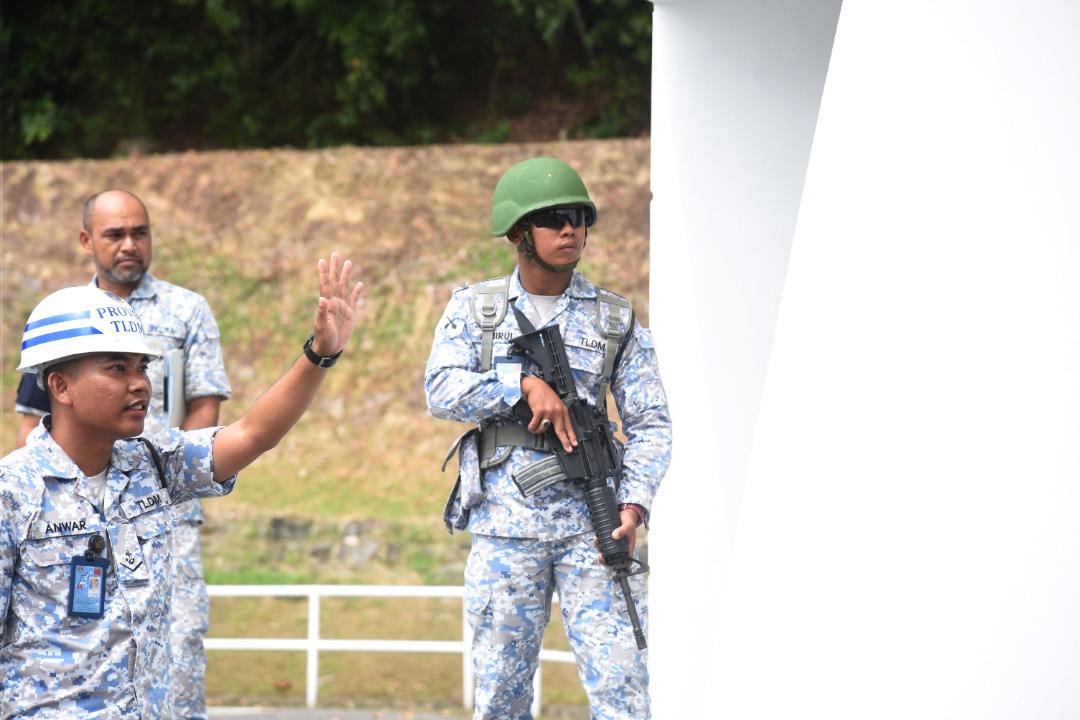 MPA_Timur's tweet photo. Berundur, berundur!

PROTELA Kota Kinabalu ambil tindakan &amp; segera laksanakan formasi pertahanan apabila digugat oleh warga tempatan yg merusuh di gerbang utama. 

Inilah gambaran suasana dalam Latihan Pertahanan Pangkalan yg giat berlaku di PTKK.

#KERISMAS22 
#NavyNews https://t.co/kbzI1cnpTe