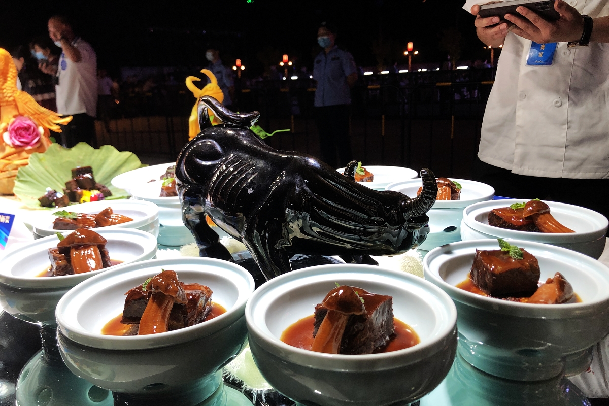 TouchShandong's tweet photo. 2022 #Shandong Gaoqing Black #Ox Festival kicked off in Zibo, China's #Shandong province on Sept 29, aiming to accelerate the upgrading of the black #cattle industry and build a 10-billion-level #industrialcluster along the #YellowRiver.#MyHometownisShandong #shandongimplement https://t.co/IjNuYWoVKS
