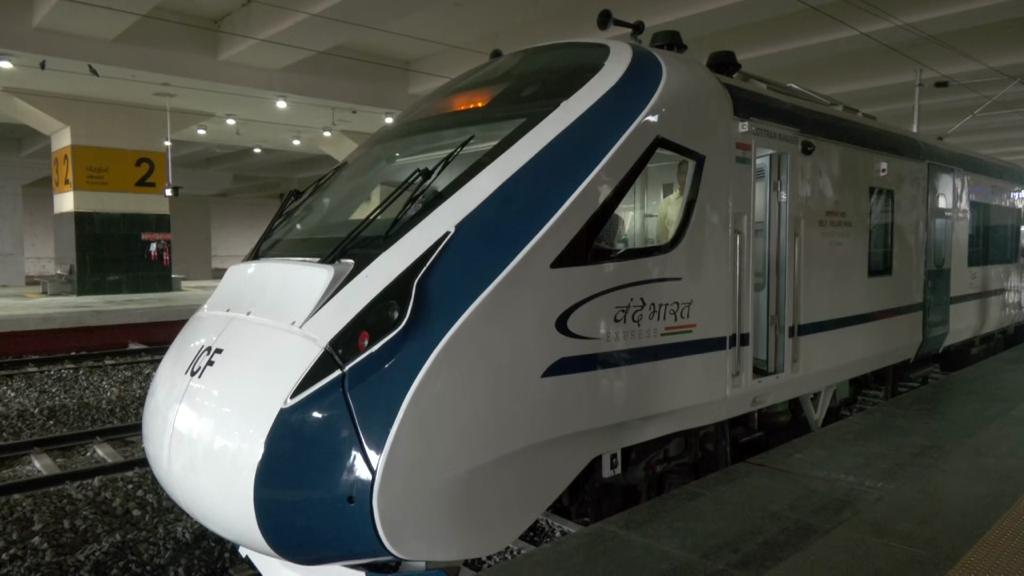 CPRONCR's tweet photo. New & upgraded features of Vande Bharat 2.0!
Let's know more about the #Unique_Features of the #New Vande Bharat Express to be flagged off from Gandhinagar Capital Railway Station, today. https://t.co/WpN3A3lw4n