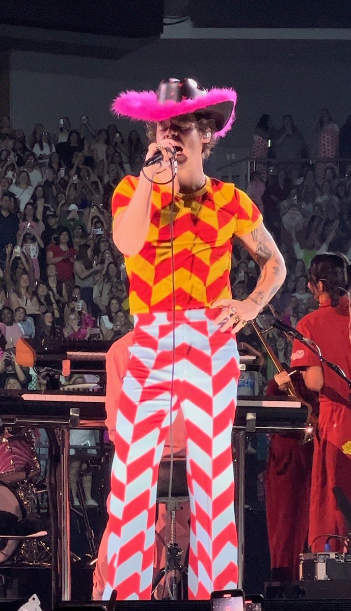 hsdtogethertour's tweet photo. Harry performing at Moody Center in Austin, TX - September 29 (via @LGoodfriend14) https://t.co/xCMRB9nqvV