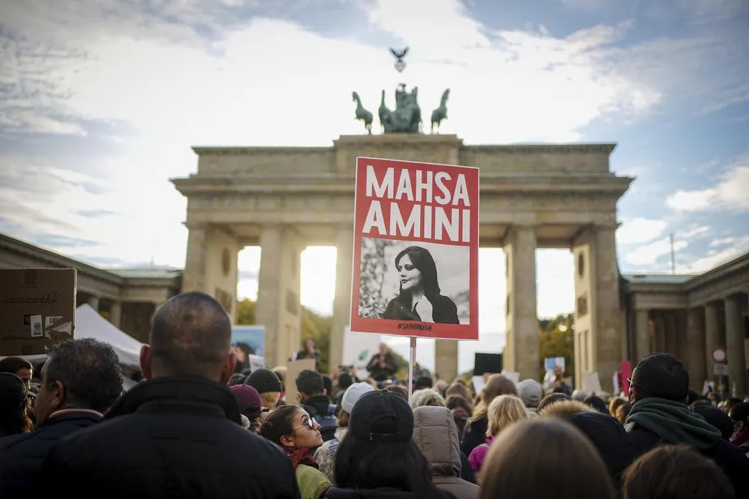 Leilibazargan's tweet photo. Hello Mate @dudewithsign 
How about this sign?
Please be the voice of Iranian women.

#Women_life_Freedom
#MahsaAmini 
#مهسا_امینی https://t.co/Mcq7o7VKuP