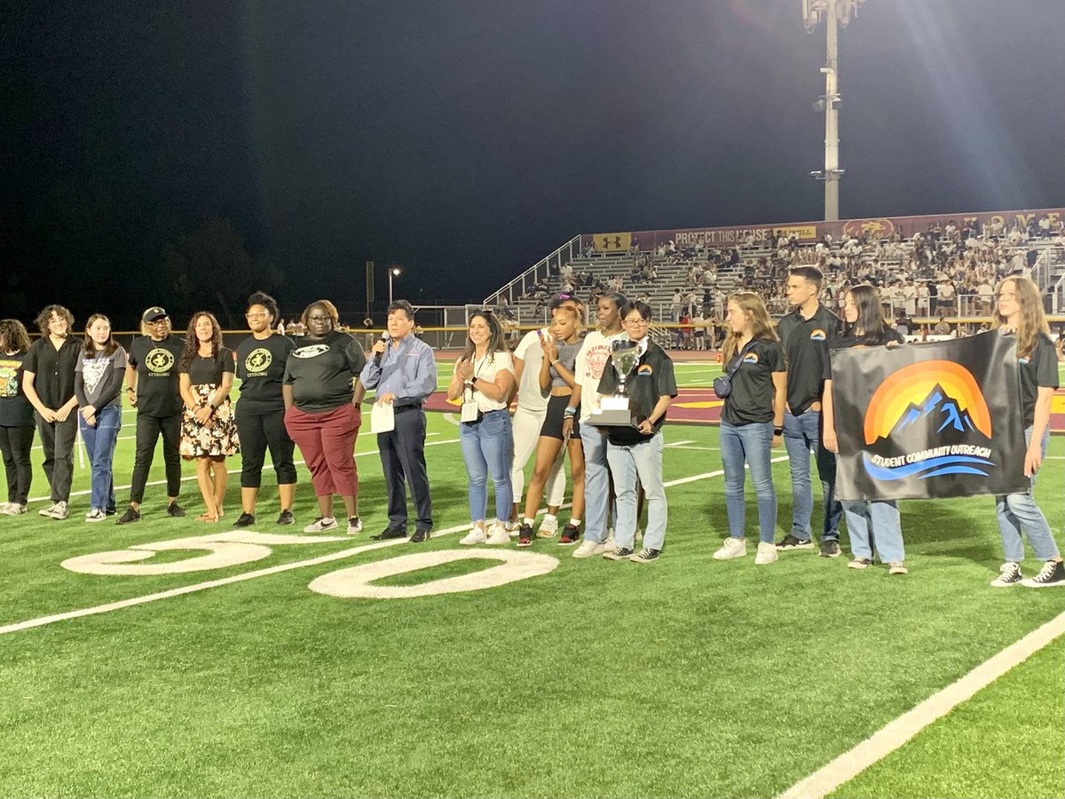 Superintendent Mendivil, Principal Banks, Principal White, & students from both schools take the field for the SuperFood Bowl trophy presentation 🏆 and the winner is… @MtPointe_TUHSD! Congrats to all involved for positively impacting the #Tukee community.