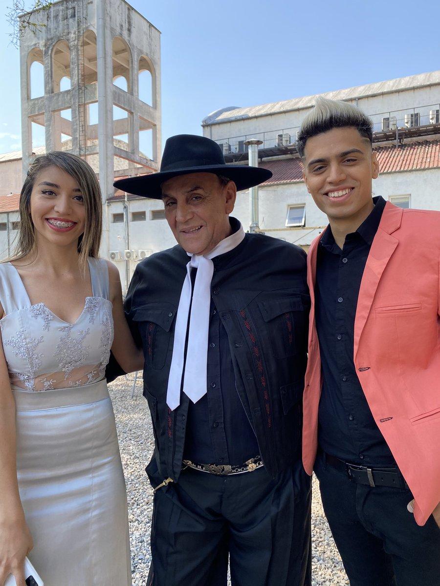 DUOARUMA's tweet photo. SE NOS EXPLOTA EL CORAZÓN DE ALEGRÍA! ❤️🥹 Gracias Chaqueño Palavecino por tu generosidad de invitarnos a cantar con vos. #CantaConmigoAhora https://t.co/i3AM1ptMbQ