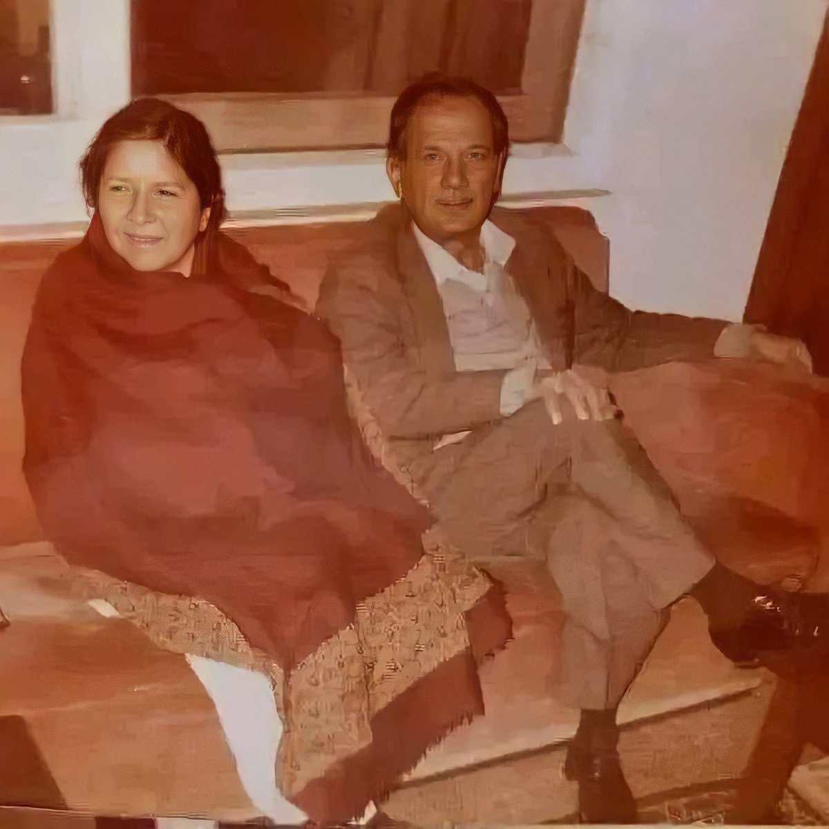 یہ تصویر عمران خان صاحب تک پہنچا دو!
 میں نے خان صاحب کے والدین کی اس پرانی تصویر کو جو کہ بہت دھندلی تھی اب کافی بہتر کر دیا ہے تاکہ پوری قوم ان عظیم والدین کو صحیح طرح دیکھ سکے اور ان کے لئے دعا کرے کہ اللہ والدین کو جنت الفردوس میں اعلی مقام عطا فرمائے! سیلوٹ ہے ان کو 🫡👏🏻❤️