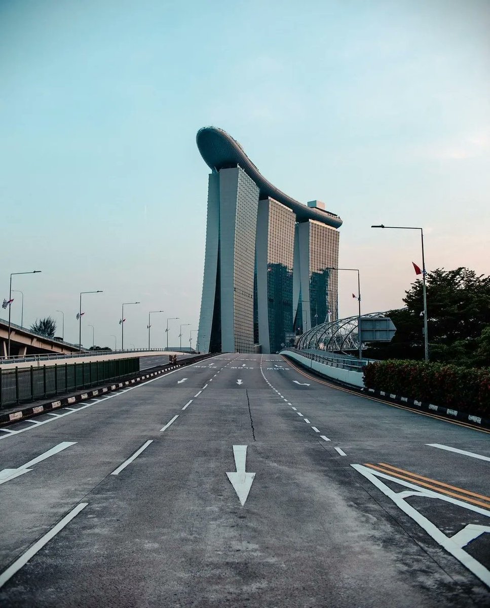 F1Influence's tweet photo. @F1 returns to Singapore after three years. 🔜🇸🇬

📸: @McLarenF1
#F1
#SingaporeGP https://t.co/hwKhPpRrdf