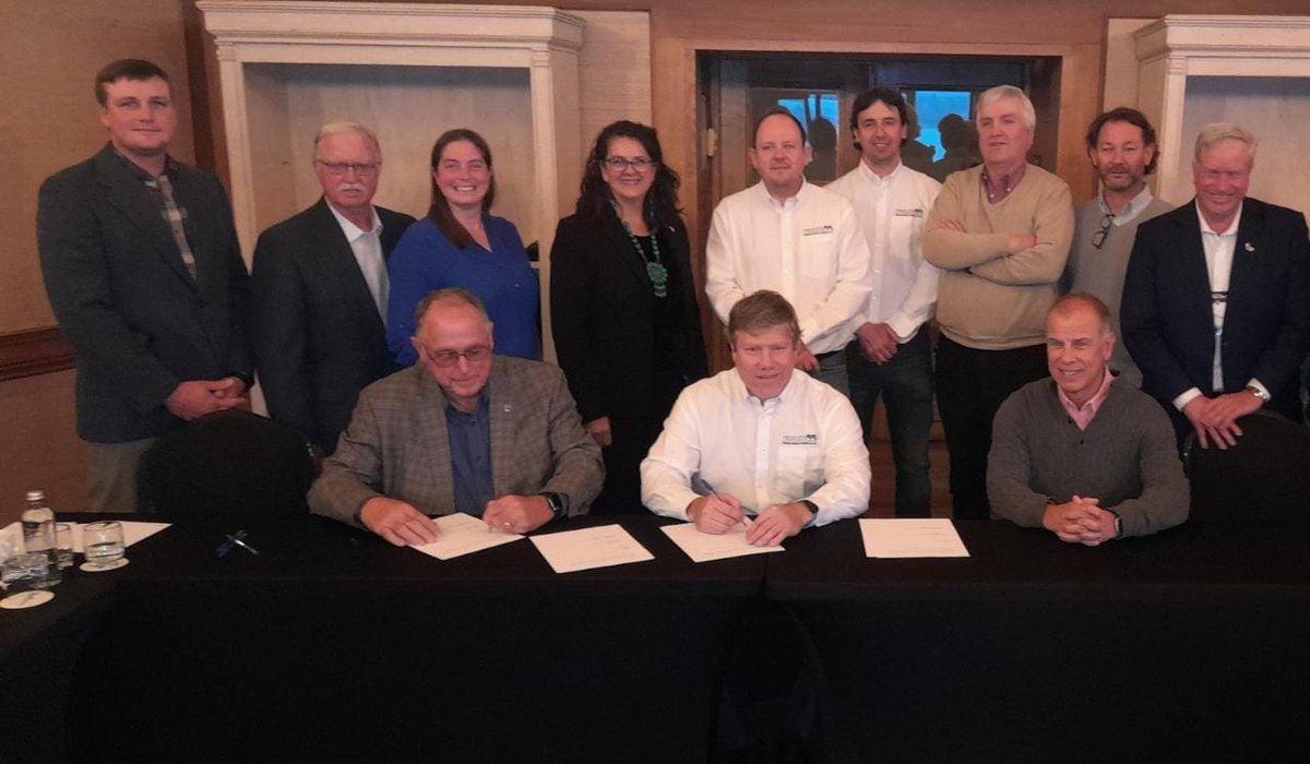 RadioSago's tweet photo. #FEDELECHE firmó convenio con Federación Nacional de Productores de Leche de EEUU. Hoy en Osorno, Formalizaron Memorándum de entendimiento, con lo cual fomentarán la cooperación entre ambos gremios. Potenciarán la marca #ChileMilk #RadioSago #InformandoPrimero https://t.co/DgQNnsddF6